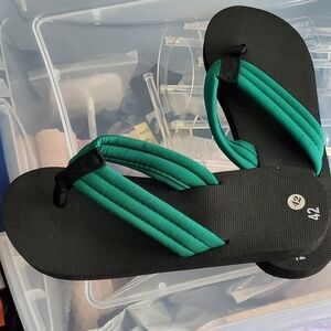 Vibrant Green and Black Ribbed Strap Sandals